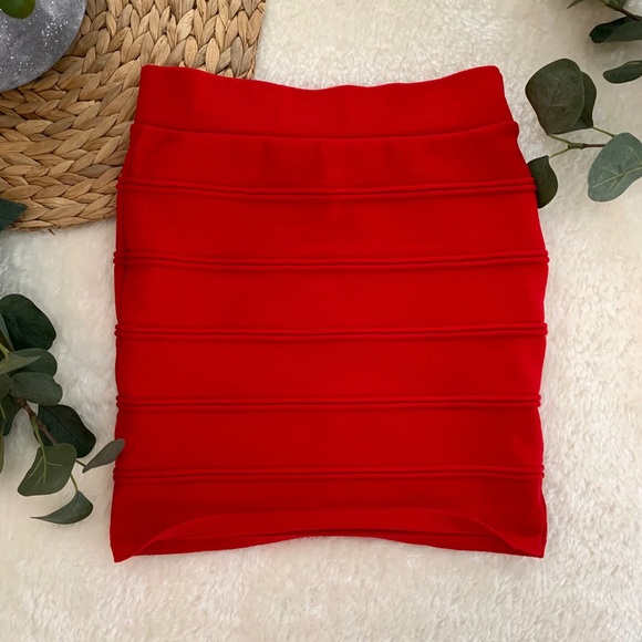 Red mini skirt - Picture 1 of 4